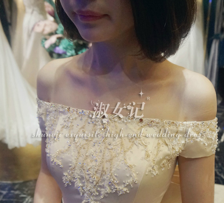 Fitted brace, skirt, wedding dress, open shoulders, tutu skirt Fitted brace, skirt, wedding dress, open shoulders, tutu skirt