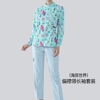 Длинный костюм в нижней части моря под водой