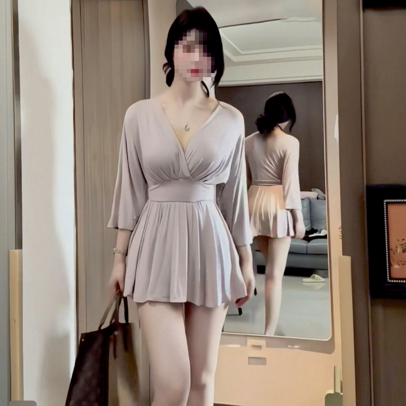 Plus-Size Korean-Style Elegant and Sexy V-Neck Long-Sleeve Dress, Slim-Fit, Flattering, and Figure-Flattering A-Line Dress
