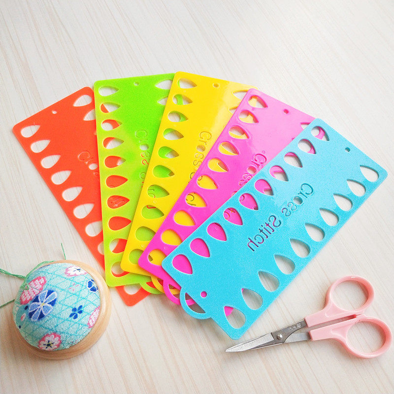 Cross stitch threading board Embroidery threading board Color plastic winding board tool winding board Color random