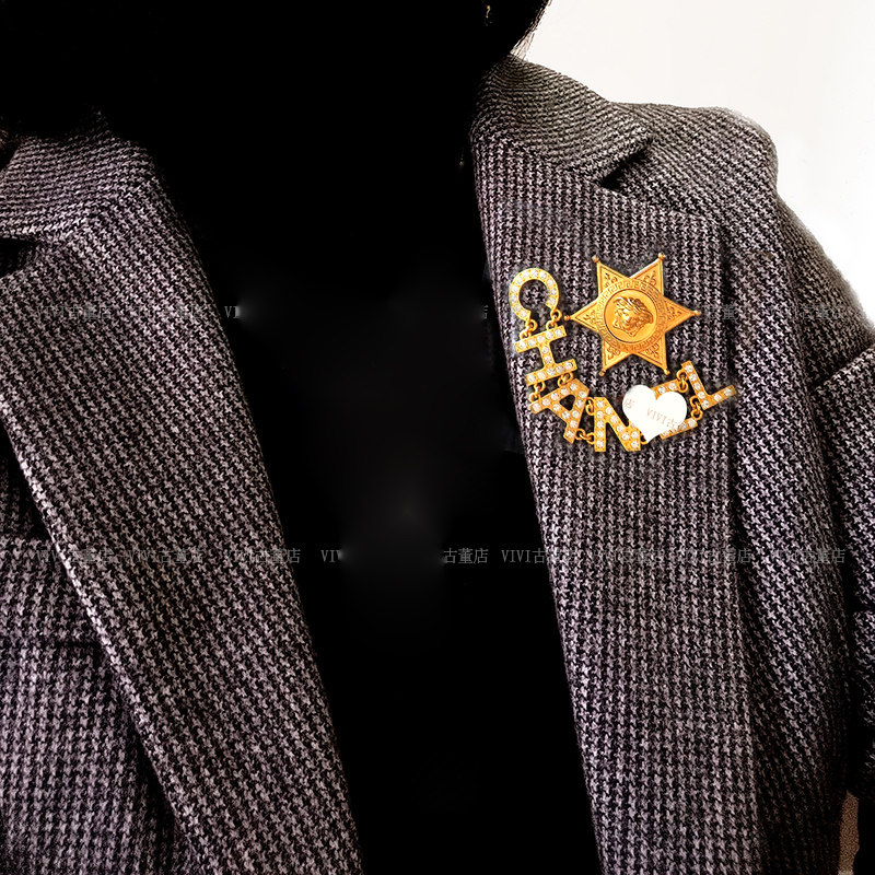 (Middle Ancient Wind) No Gender Vintage Vintage Vintage Letters Hollowed-out Full Drill Brooch With Delicate Buttons