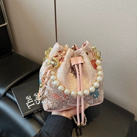 Розовая золотая рыбка