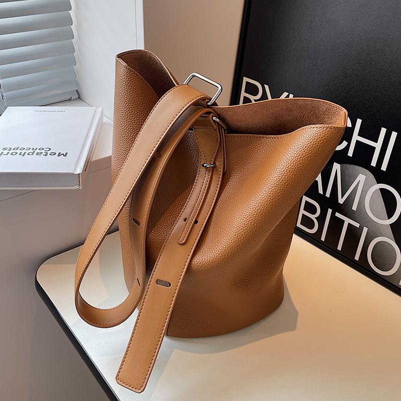 Retro Fashionable Large-Capacity Underarm Bag for Women 2026 New Versatile Bucket Bag Simple Niche Shoulder Bag
