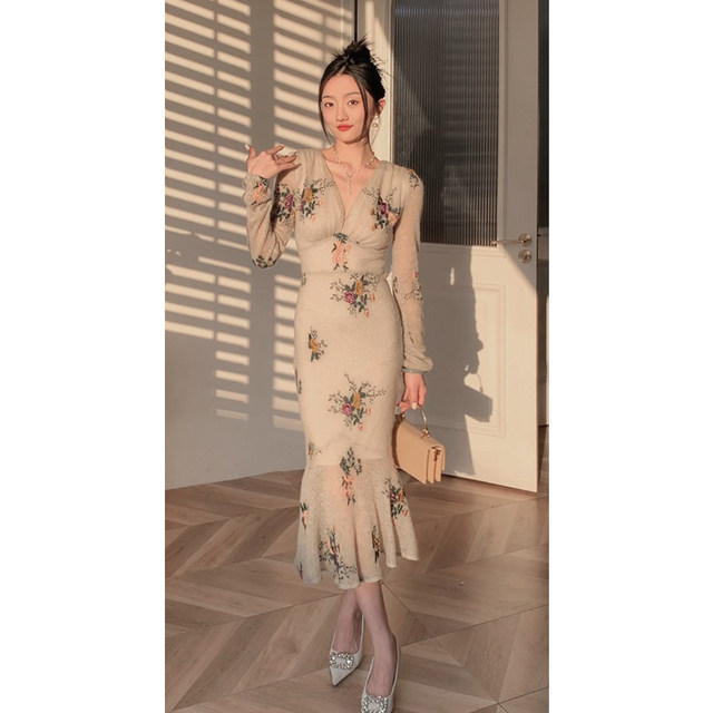 2023 early spring new style French bellflower daughter high-end exquisite apricot waist waist knitted fishtail dress for women