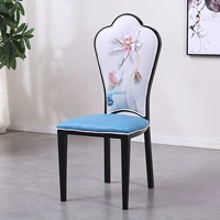 Солнечный синий стул на сег