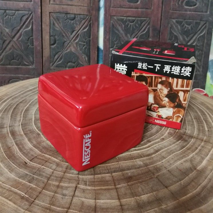 Nestlé themed collection of sugar cans in 2004 square cans Nestlé limited edition of Nestlé red cup matching