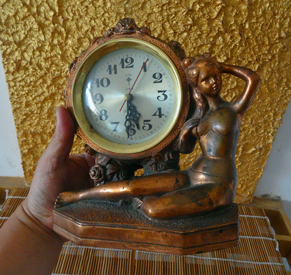 Eurostyle Old and Watch Western Beauty Bronze Seat Clocks Watch Watches 80s nostalgic collection of the Western Clock Pendulum Movie Props