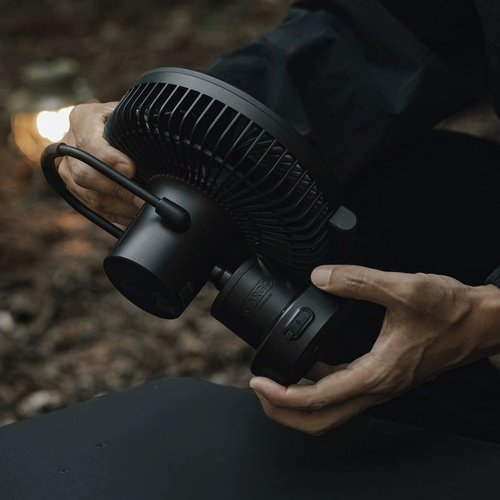 Корейский грузовой контейнер на открытом воздухе.