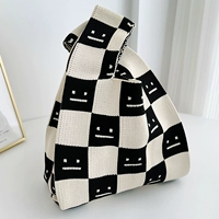 J035-1#Черно-белый смайлик в шахматном порядке