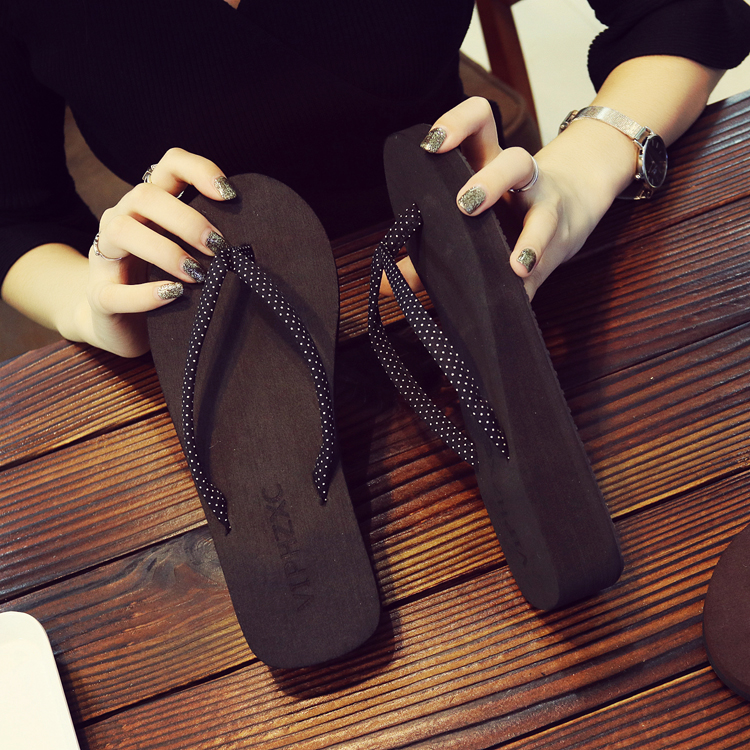 Flip-flop nữ thời trang mùa hè bên bờ biển Hàn Quốc phiên bản của dốc bãi biển với một đáy dày bên ngoài mặc một phẳng ra chống trượt flip-flops