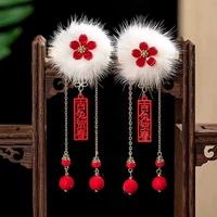 Белый бархатный шарик красный цветок 1 пара