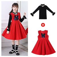 Красное платье без рукавов, свитер