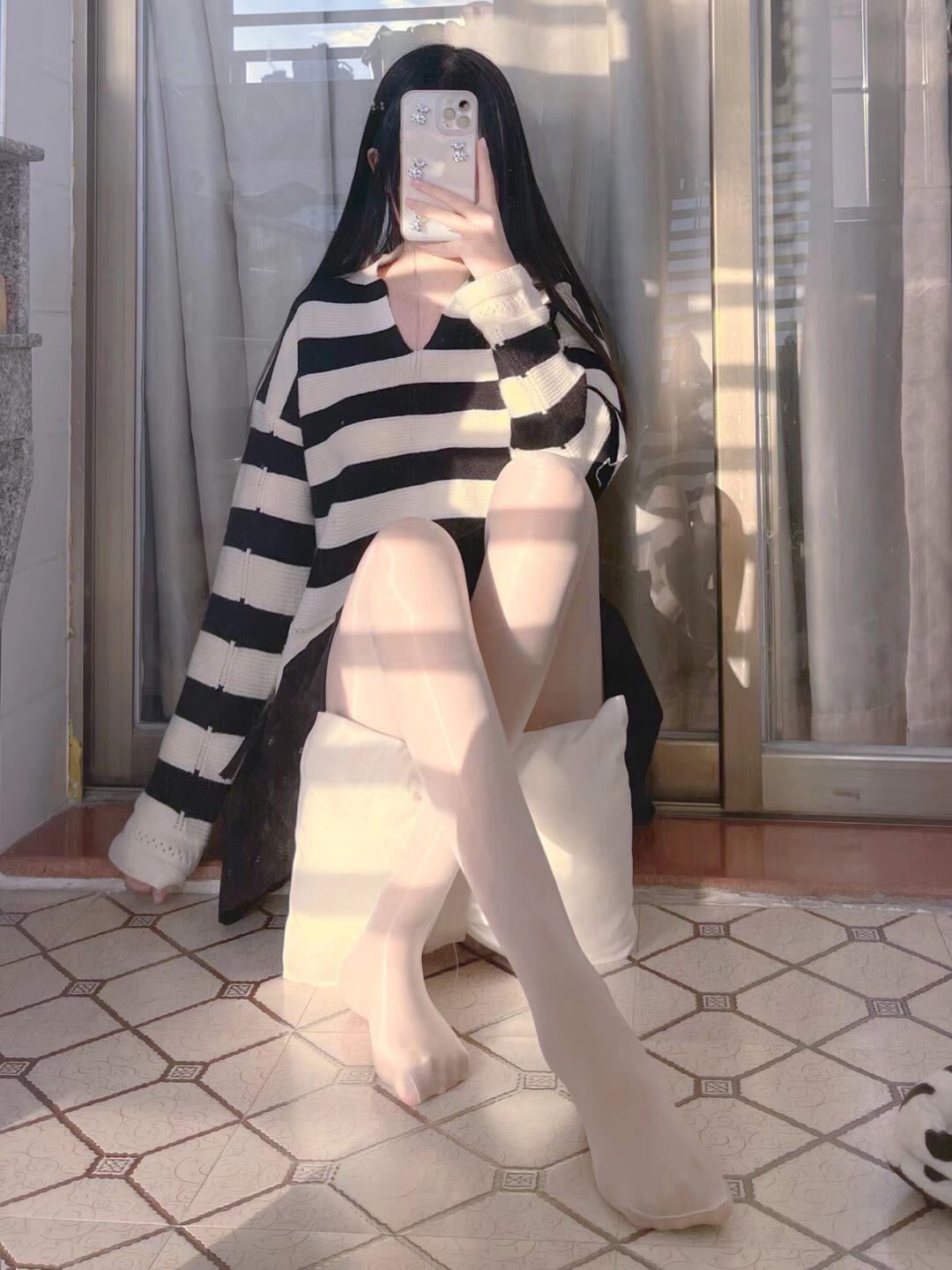 奶牛配色小姐姐的肉丝会反光真好看-她们