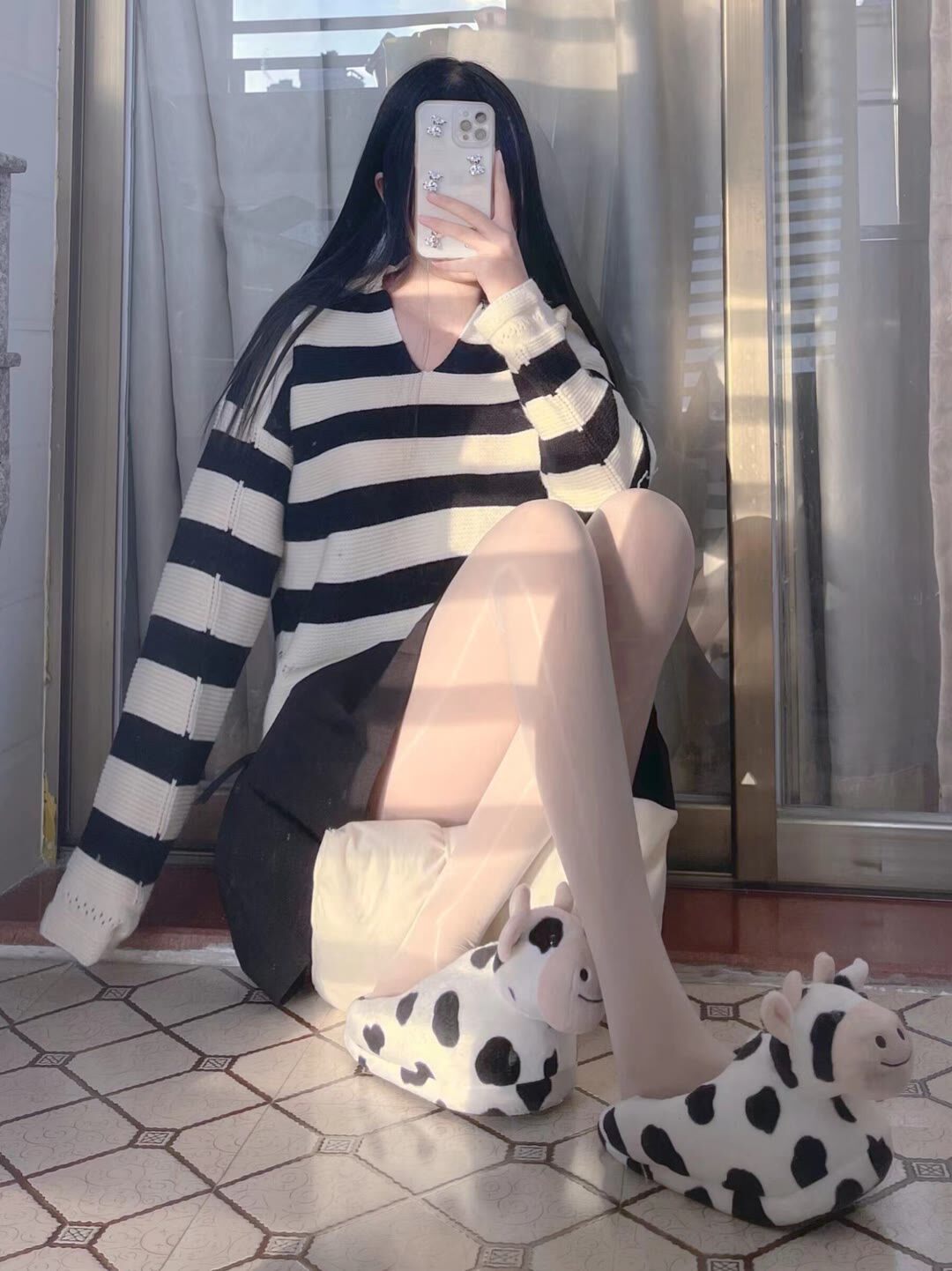 奶牛配色小姐姐的肉丝会反光真好看-她们