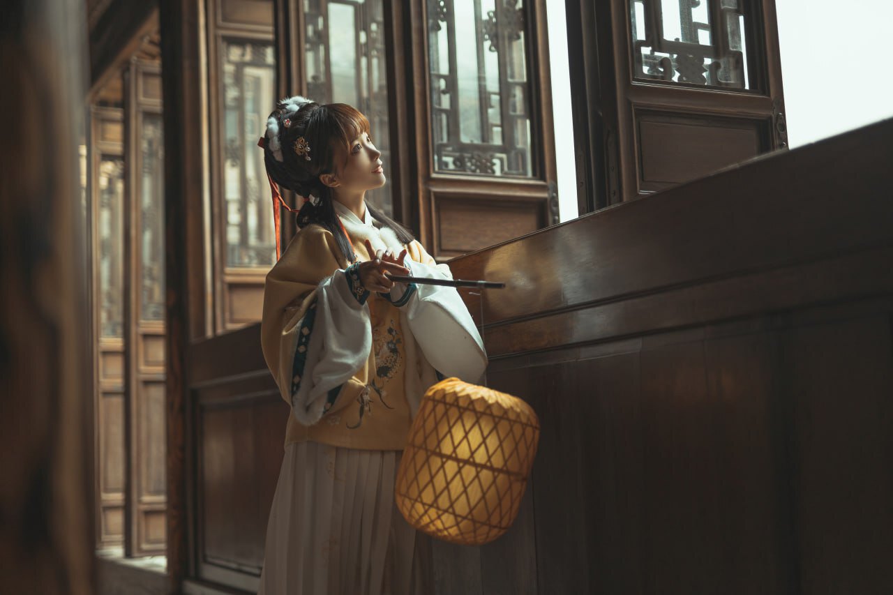 穿汉服挑灯笼，古典与风情的完美交融