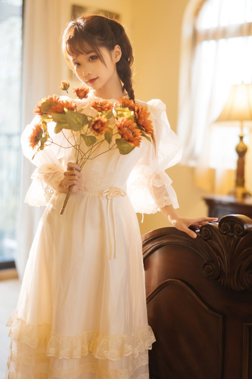 古风白裙美女：雅致与风情的相遇