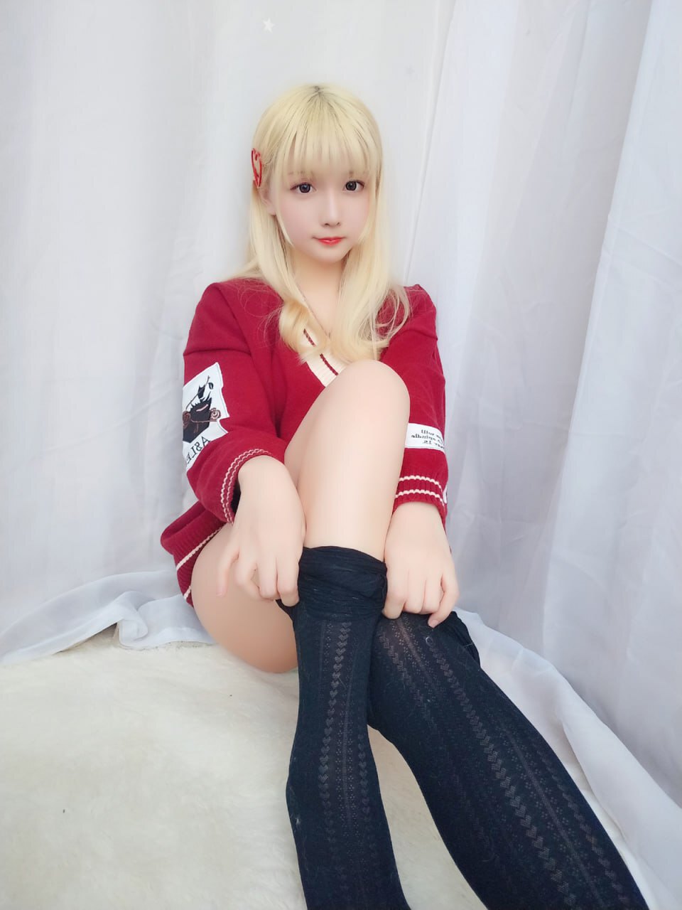 红毛衣、黑丝与黄头发：迷人美女的时尚风采