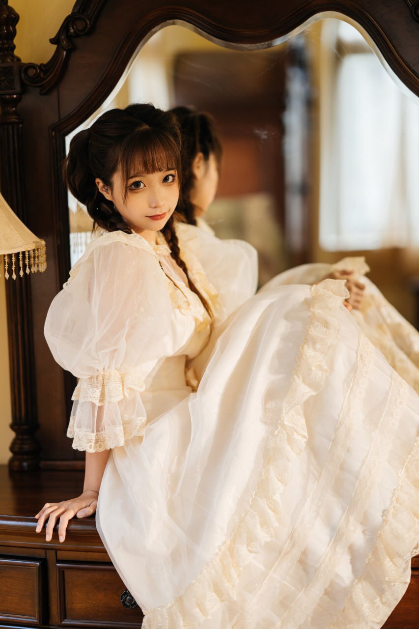 古风白裙美女：雅致与风情的相遇