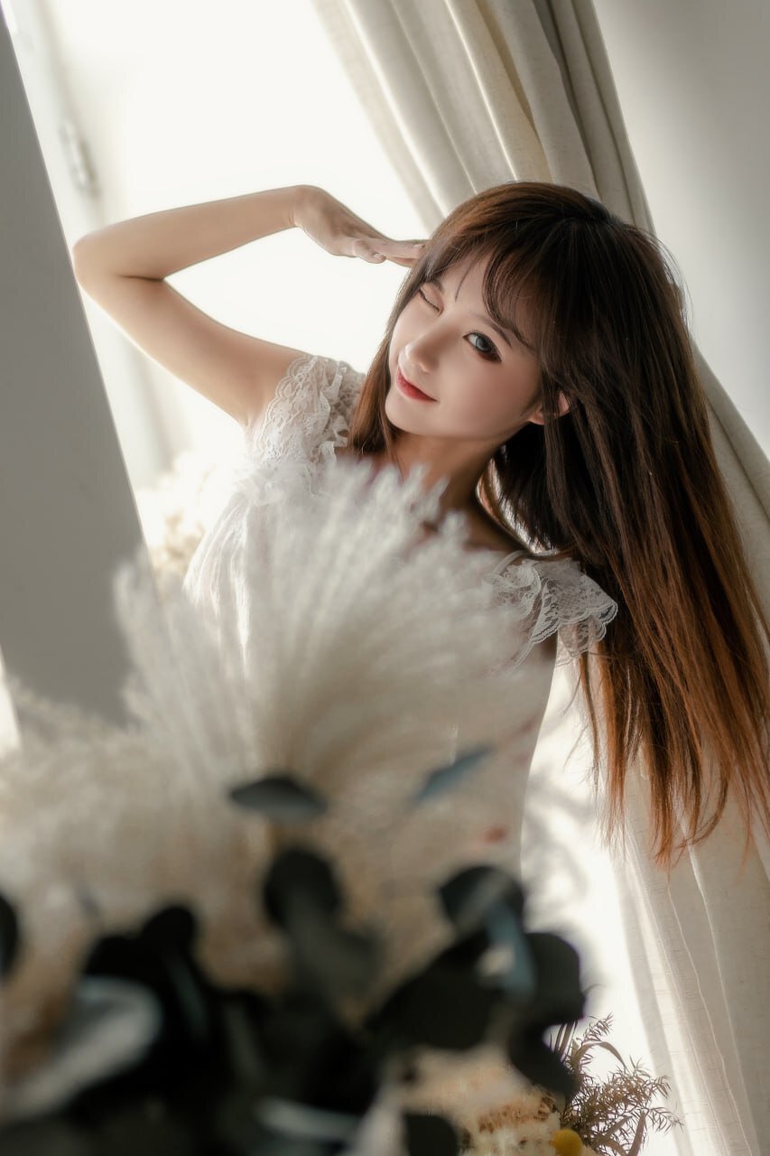 温柔花海：手捧鲜花的美丽姑娘