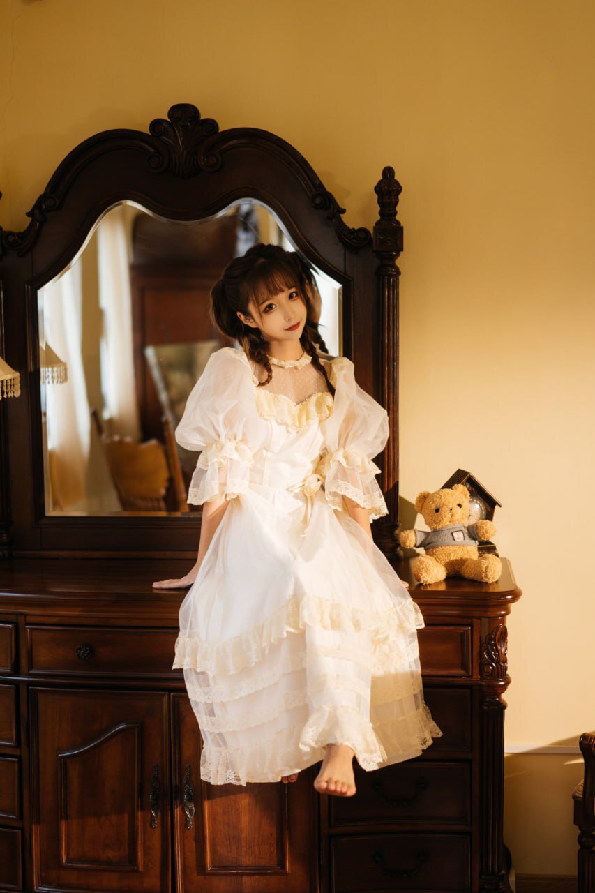 古风白裙美女：雅致与风情的相遇