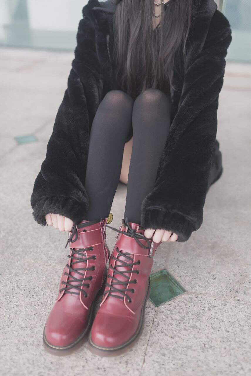 诱惑黑丝美腿系列：细腿尽显风情