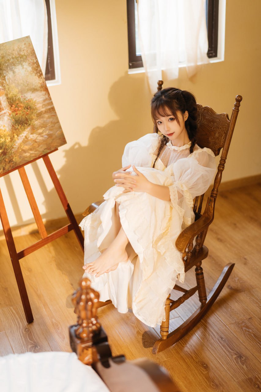 古风白裙美女：雅致与风情的相遇