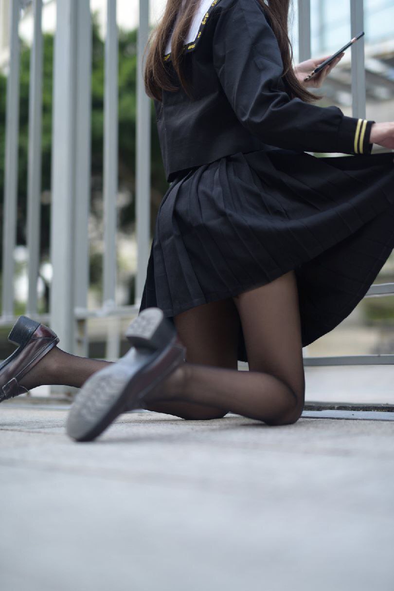 黑丝美腿魅力：时尚风情尽显