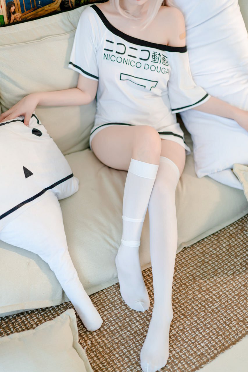 可爱白丝美女：纯真与活力的结合