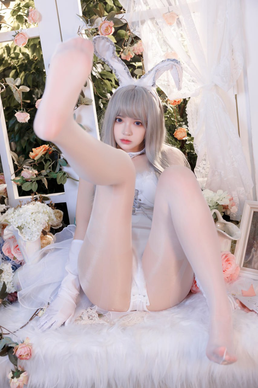 轻盈透明：兔女郎透明丝袜的魅力写真