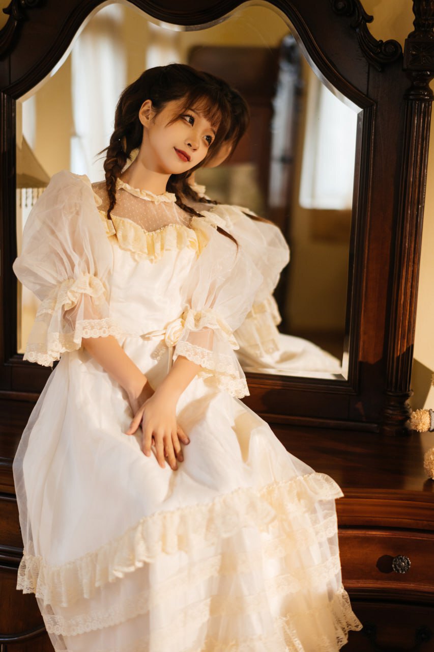 古风白裙美女：雅致与风情的相遇