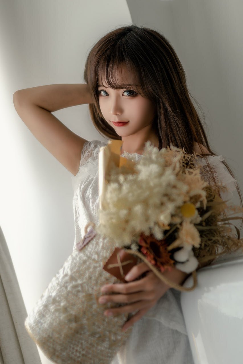 温柔花海：手捧鲜花的美丽姑娘