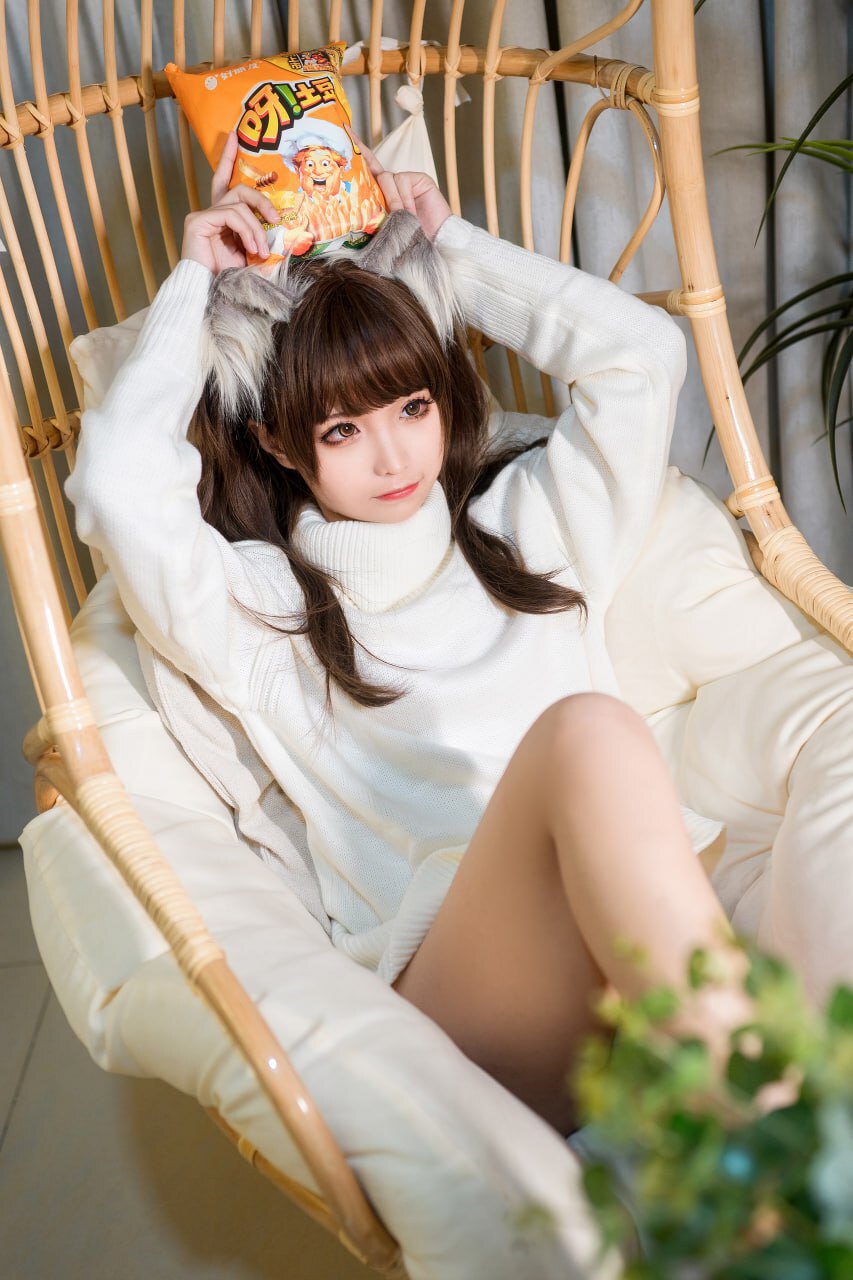 温暖如初：摇篮椅下的白毛衣美女