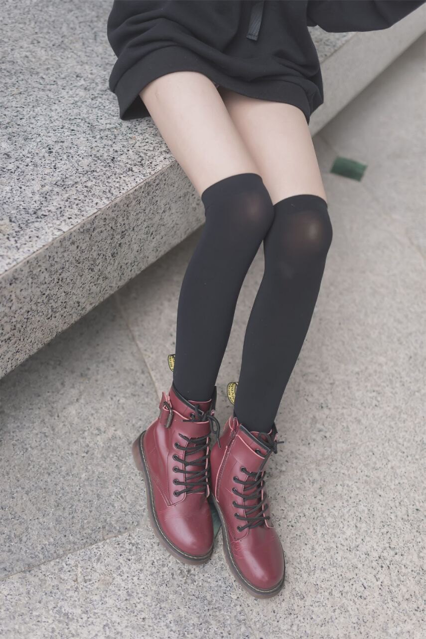 诱惑黑丝美腿系列：细腿尽显风情