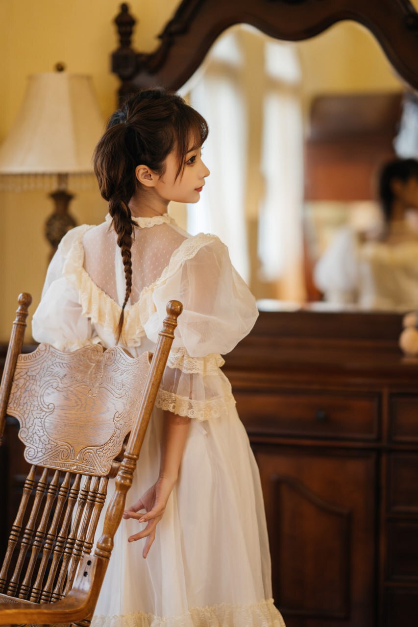 古风白裙美女：雅致与风情的相遇