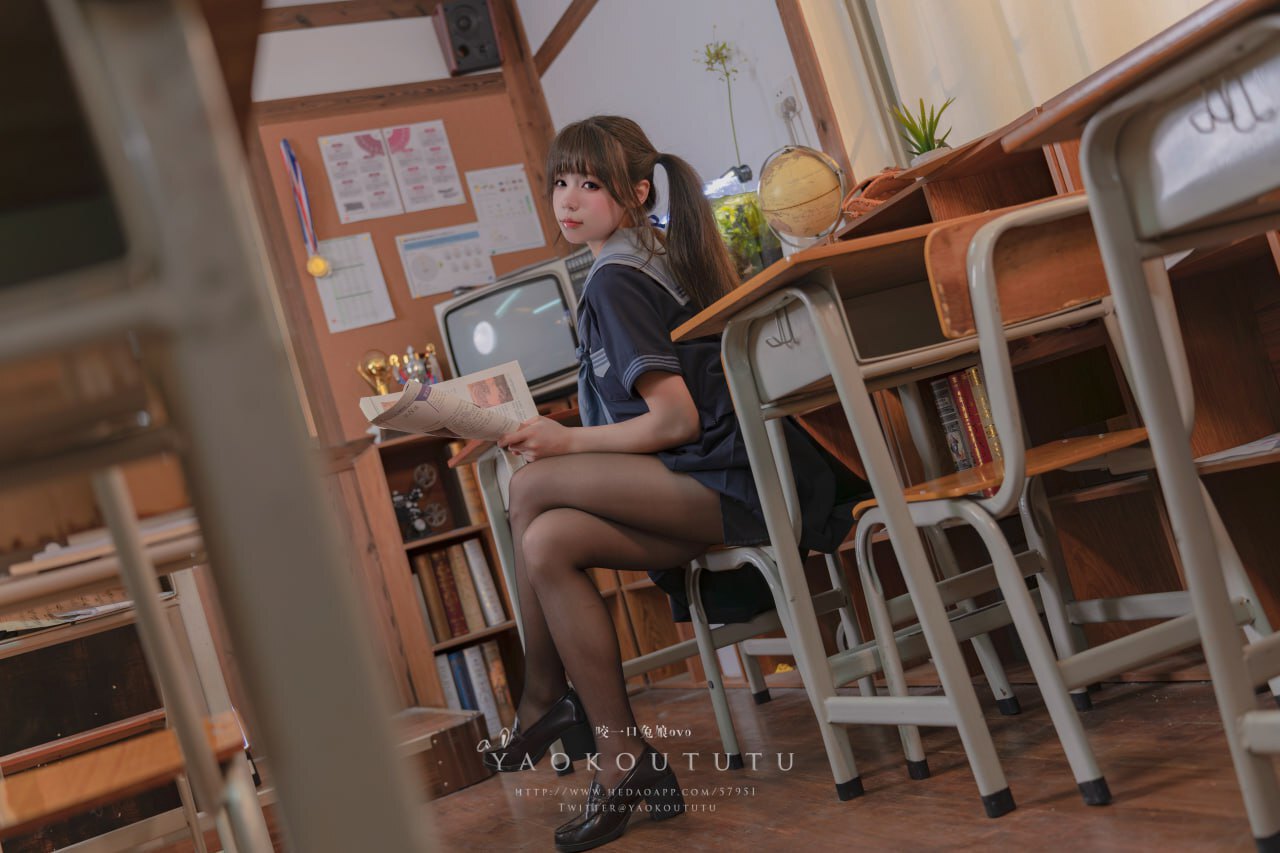 迷人黑丝教室系列，展现魅力与知性