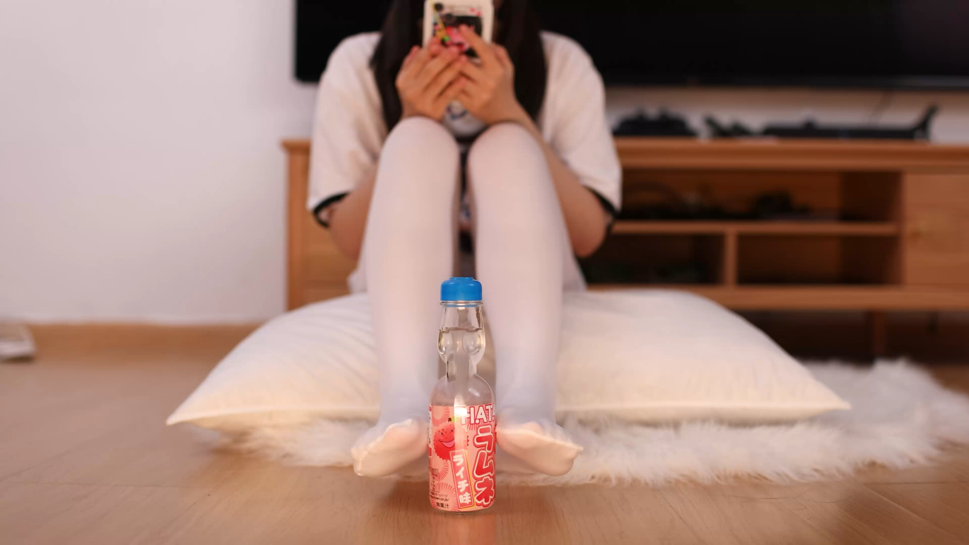 付费视频-纯白之美：清新白衣少女的白袜时刻