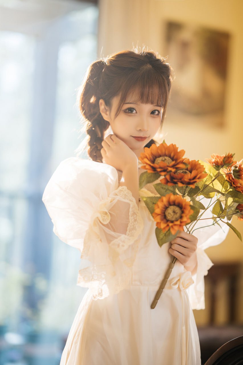 古风白裙美女：雅致与风情的相遇