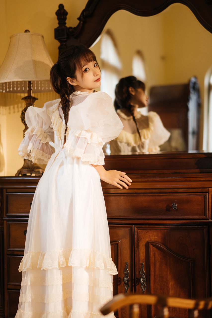 古风白裙美女：雅致与风情的相遇