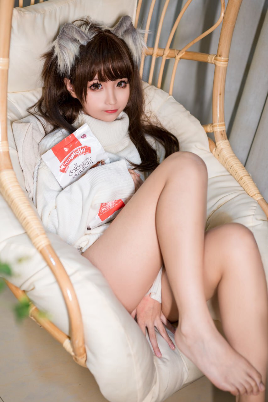 温暖如初：摇篮椅下的白毛衣美女