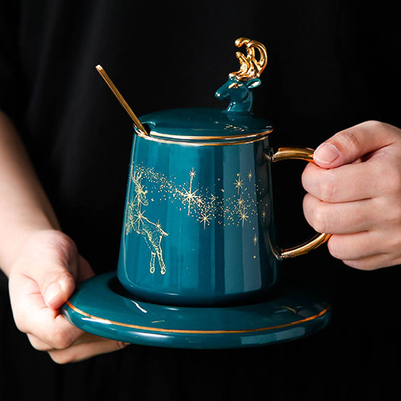Creative move trend ceramic keller with hand gift Christmas gifts gifts one spoon picking cups with cover