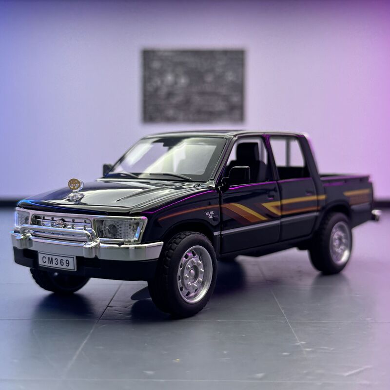1:32 Toyota Hilux Pickup Truck Alloy Off-Road Vehicle Model with Opening Doors, Boy's Toy Gift Ornament