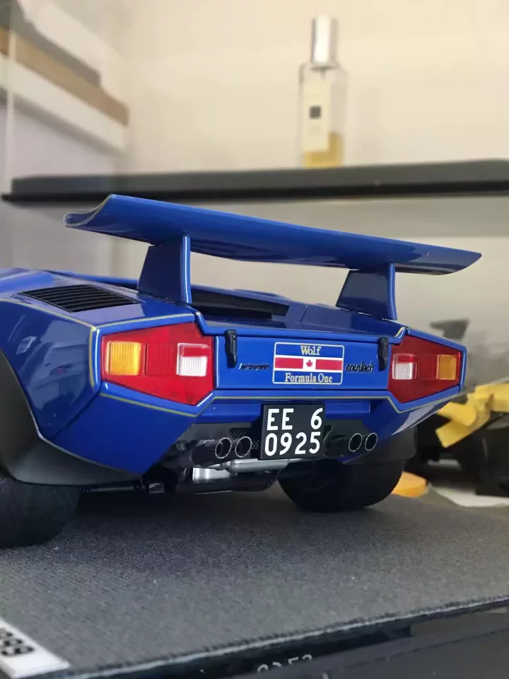 Lamborghini, realistic blue car model, scale 1:18, custom-made