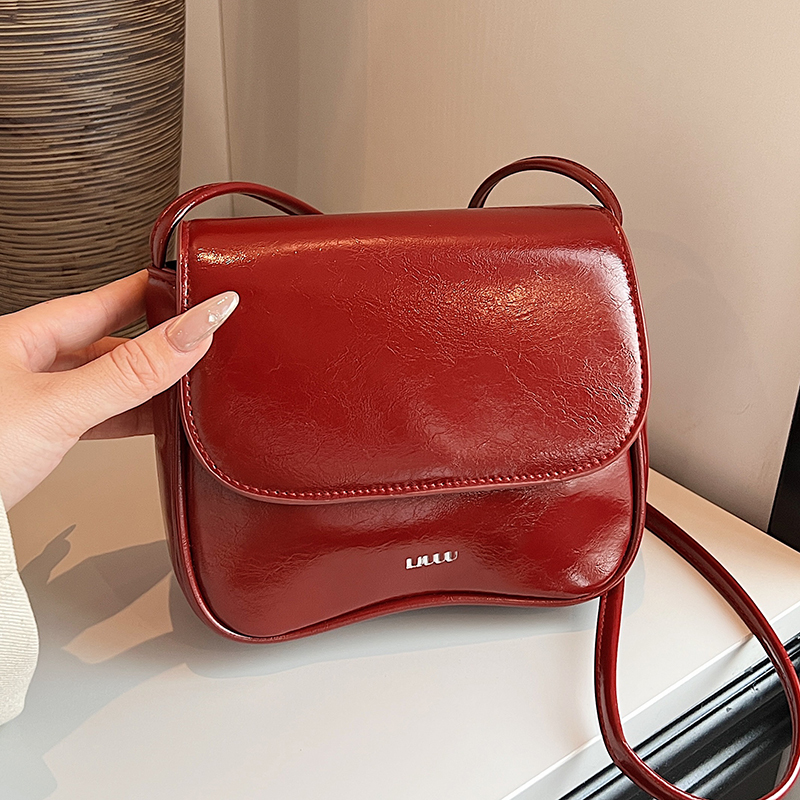 Niche Retro Red Bag for Women 2024 New Style Simple and Elegant Saddle Bag Versatile Soft Leather Commuter Crossbody Small Bag