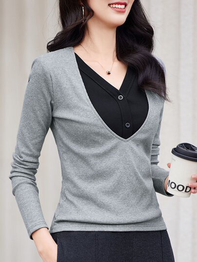 Черная женская футболка с V-образным вырезом, длинными рукавами и элементами пэчворка, новая модель осени 2025 года, универсальный базовый топ с цветными вставками и пуговицами.