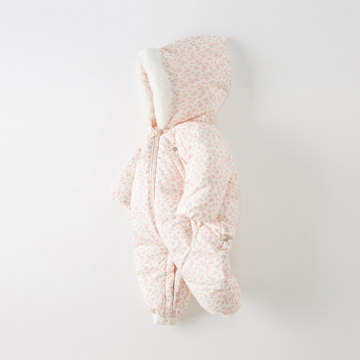 英伦匠心巧思：专为宝宝打造的DHWA羽绒哈衣