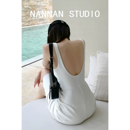 Белая летняя майка без рукавов, мини-юбка, квадратный вырез, эффект подтяжки, облегающий крой, длина миди, с акцентом на бедрах