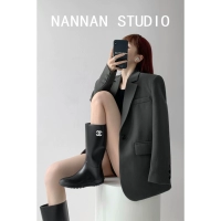 Темно -серой