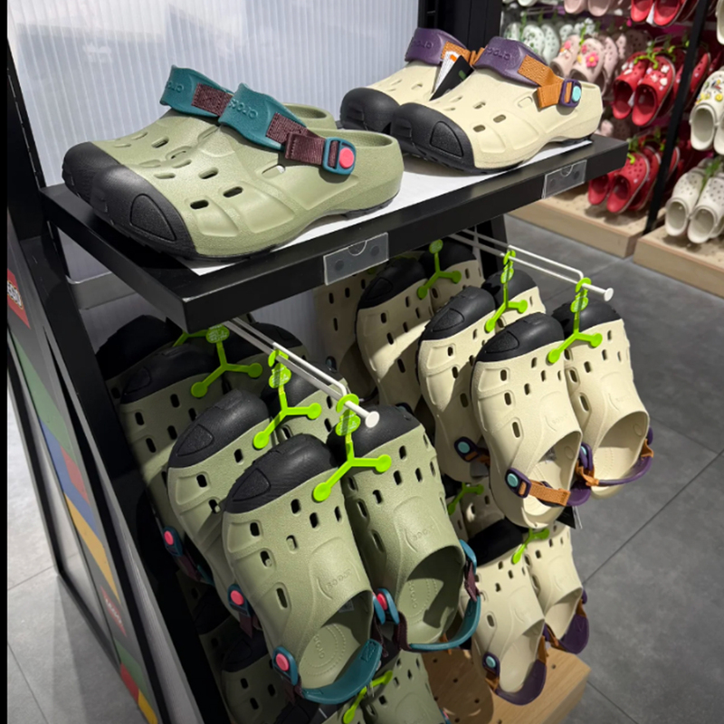 Crocs 26 Summer Clogs for Men and Women, Beach Shoes, Outdoor Classic Color-Blocking Slippers and Sandals 212809
