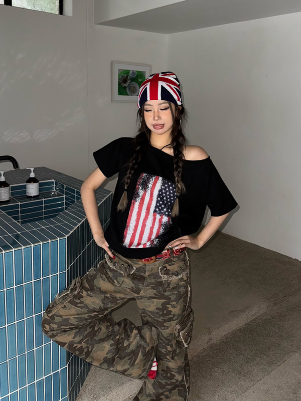 Zhenzhen Is a Lazy American-Style Hot Girl with a Flag Print, Loose-Fitting, Off-Shoulder Short-Sleeve T-Shirt, Versatile, Lazy Style, Casual Women's Summer Wear