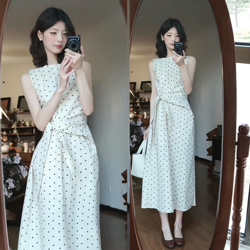 Summer French-Style Elegant and High-End Sleeveless Polka Dot Vest Dress for Women, Slim-Fitting and Unique, with a Cinched Waist and Long Skirt